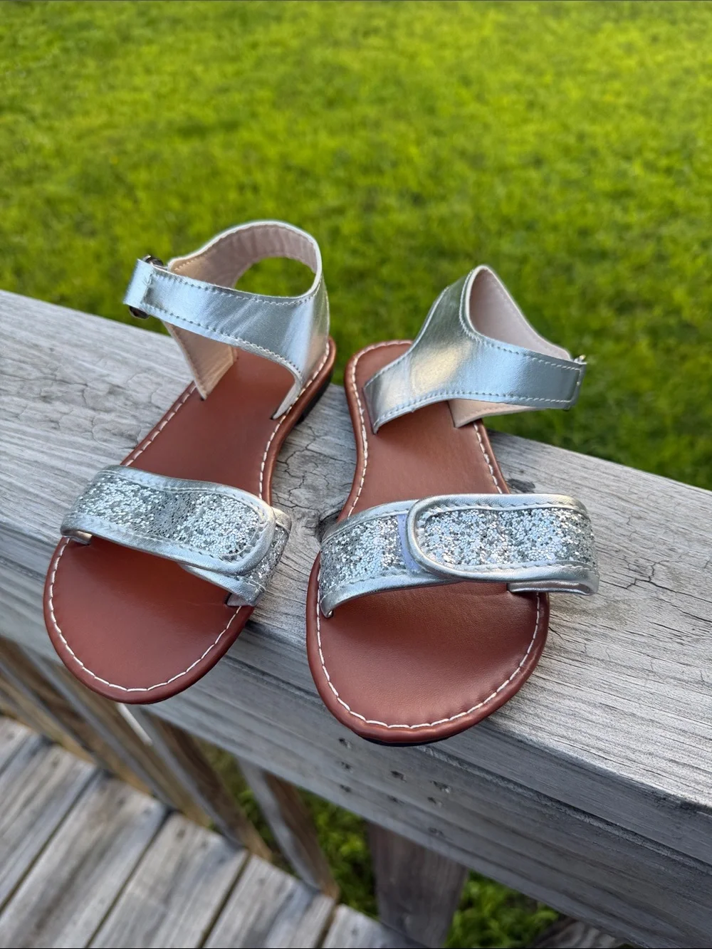 SHEIN Kids Silver Glitter Strap Sandals